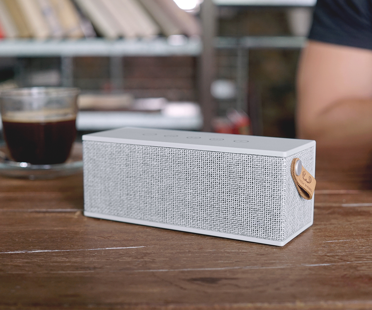 FRESH ‘N REBEL Rockbox Brick Fabriq Edition Bluetooth Lautsprecher, Hellgrau