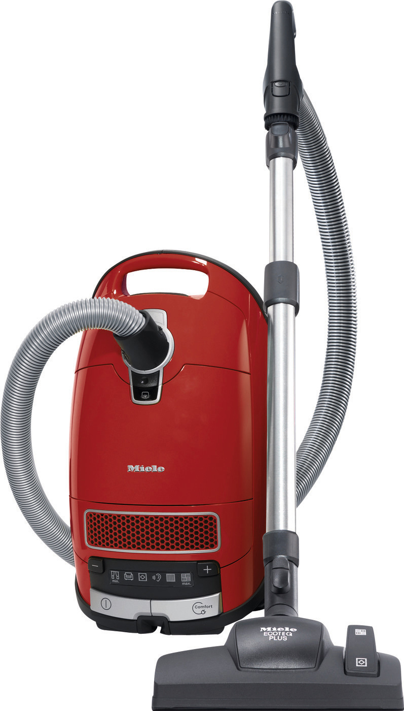 Ein roter Miele Staubsauger mit einem schwarzen Schlauch und Aufsätzen, auf weißem Grund.