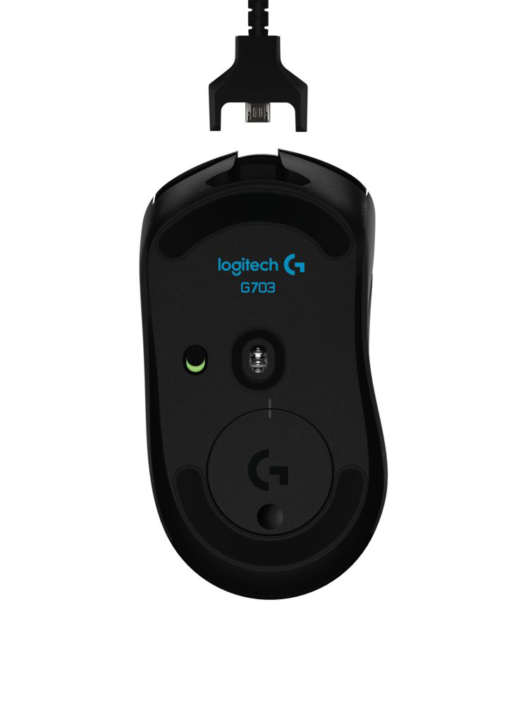 Fekete Logitech G703 gaming egér. Egy USB-csatlakozó lóg felette. Az egéren a logó és egy töltőport található.