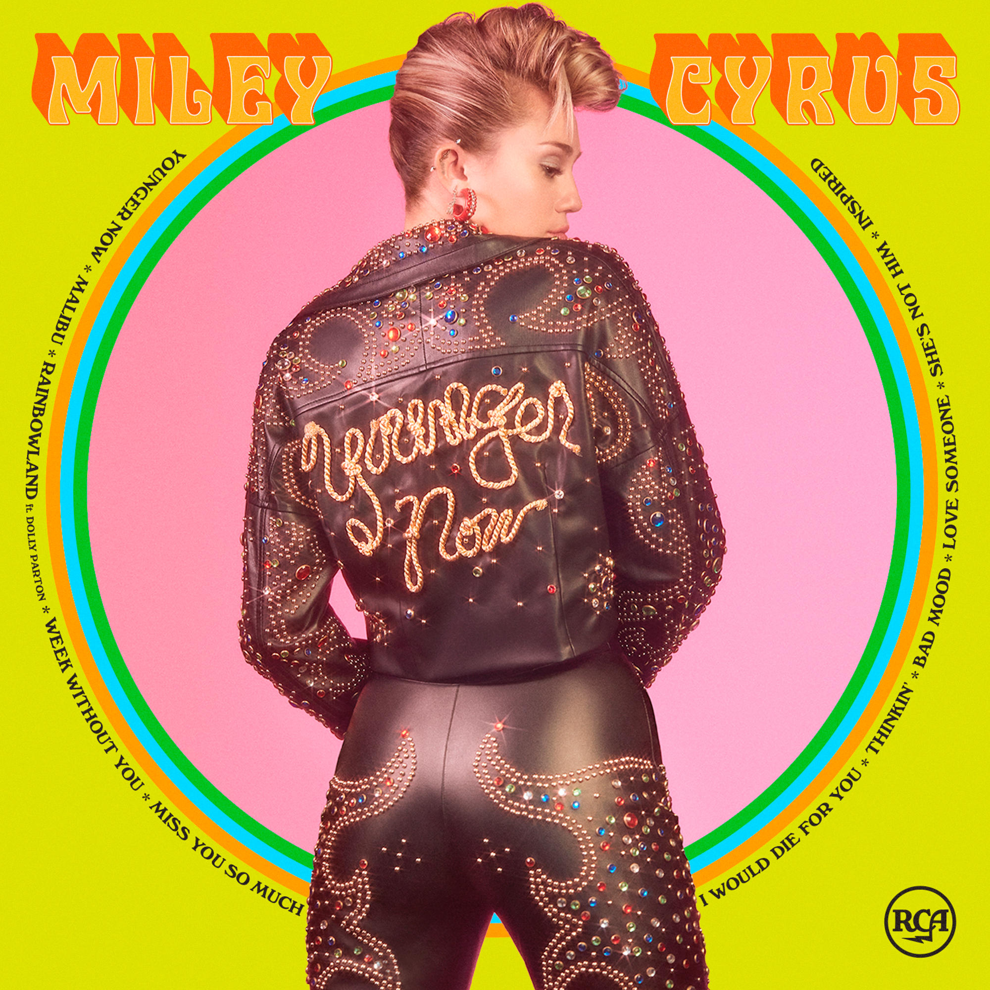 Pochette de l'album Miley Cyrus. De dos, en veste 'Younger Now', entourée de paroles de chansons.