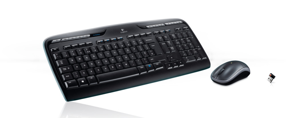 Schwarzes Logitech-Tastatur- und Maus-Set auf weißem Hintergrund, mit USB-Empfänger.