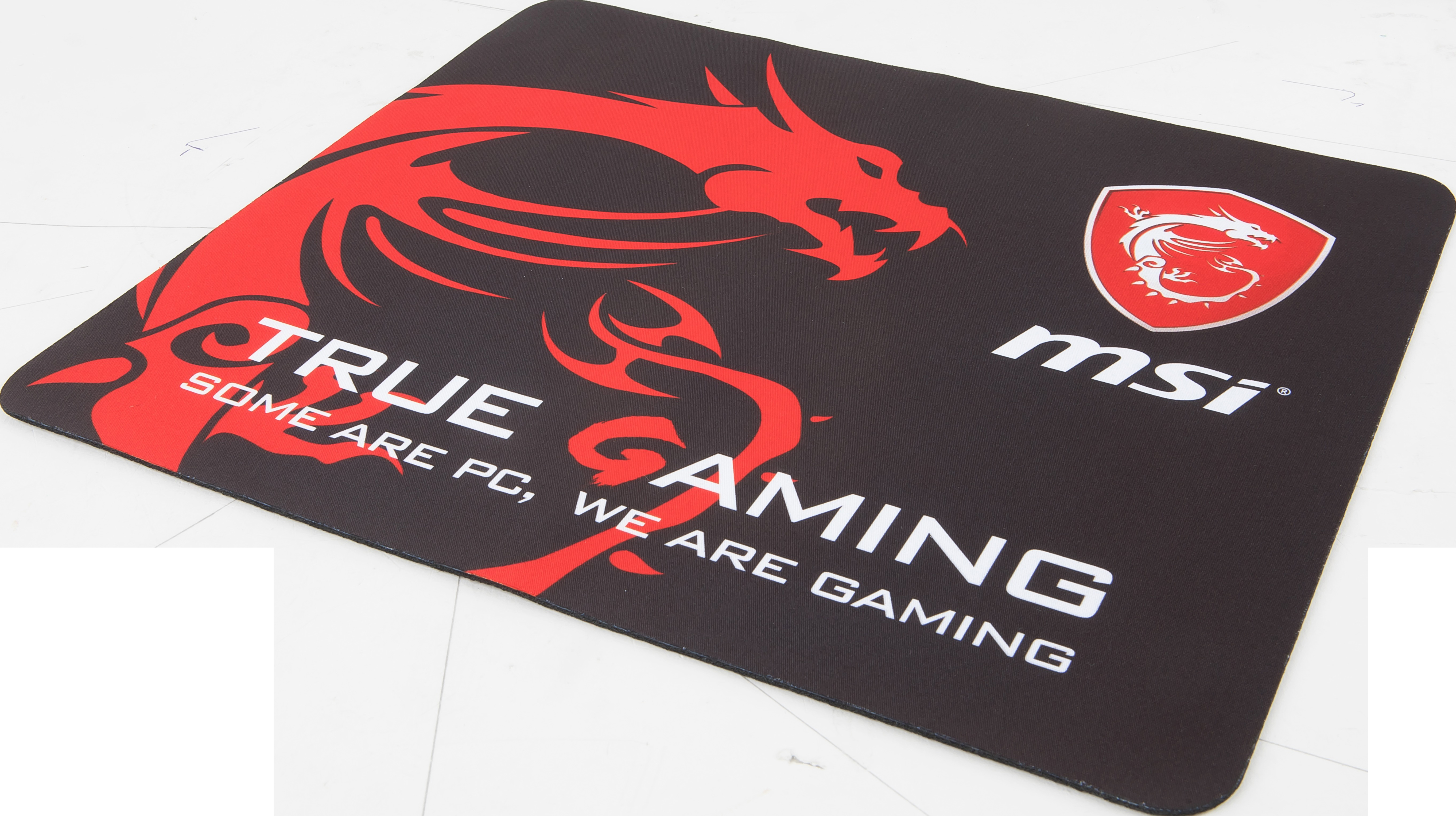 Schwarzes Mauspad mit roter Drachengrafik, dem MSI-Logo und dem Text 'TRUE GAMING'.