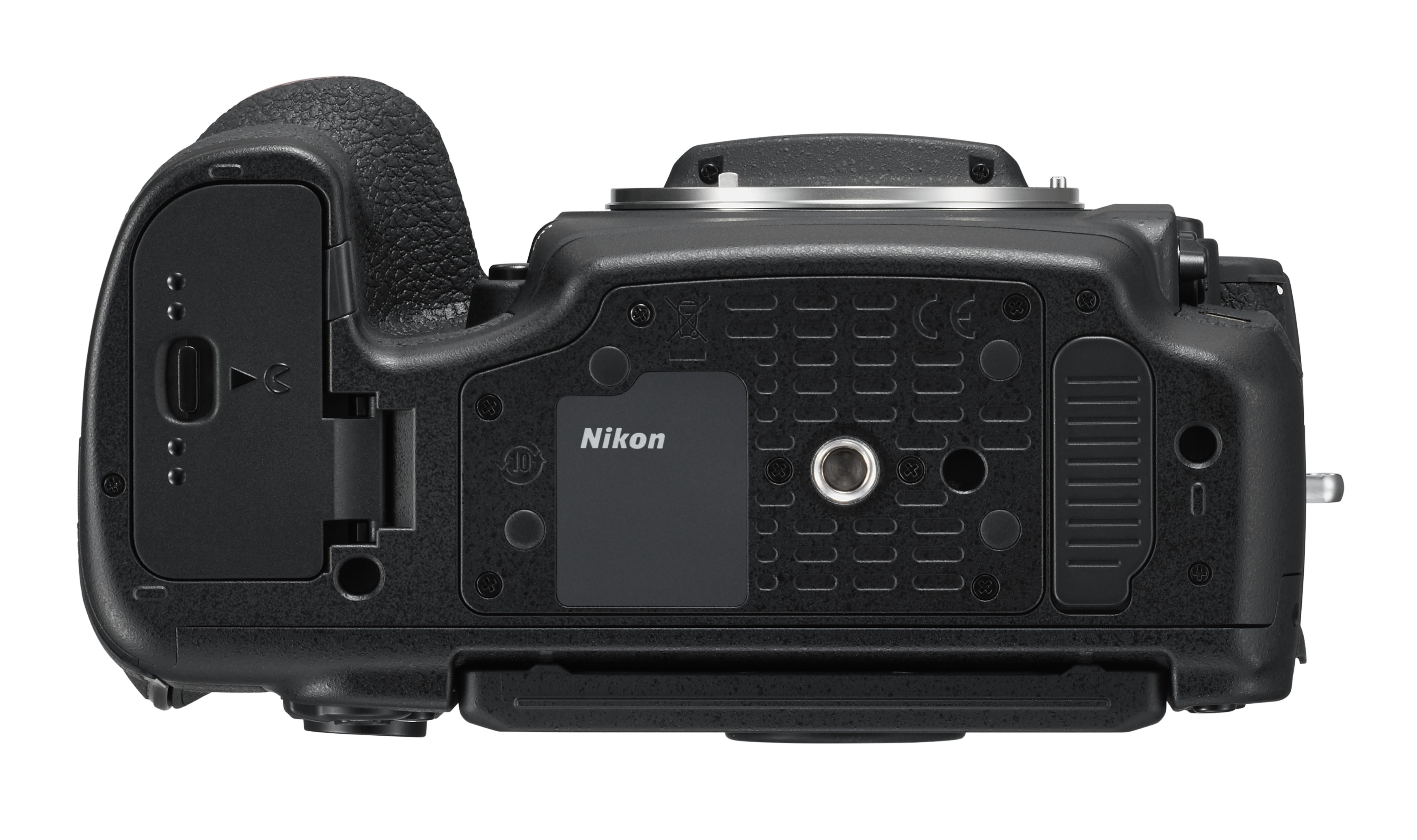 Ein schwarzer Nikon Kameraboden, von unten gesehen. Verschiedene Anschlüsse und Text sind vorhanden.