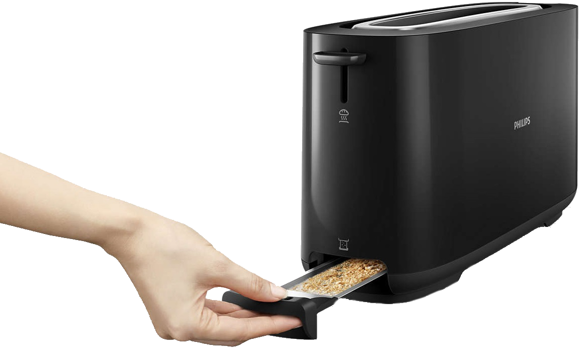 Een hand trekt een sneetje toast uit een zwarte broodrooster.