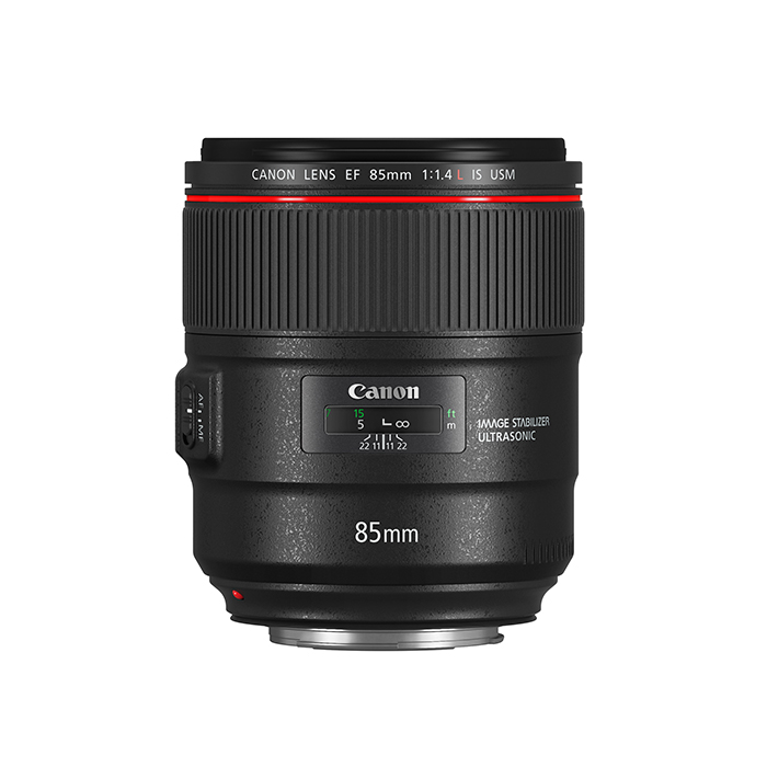 Ein Canon Kameraobjektiv, schwarz mit roten Details, beschriftet mit '85mm 1:1.4 L IS USM'.