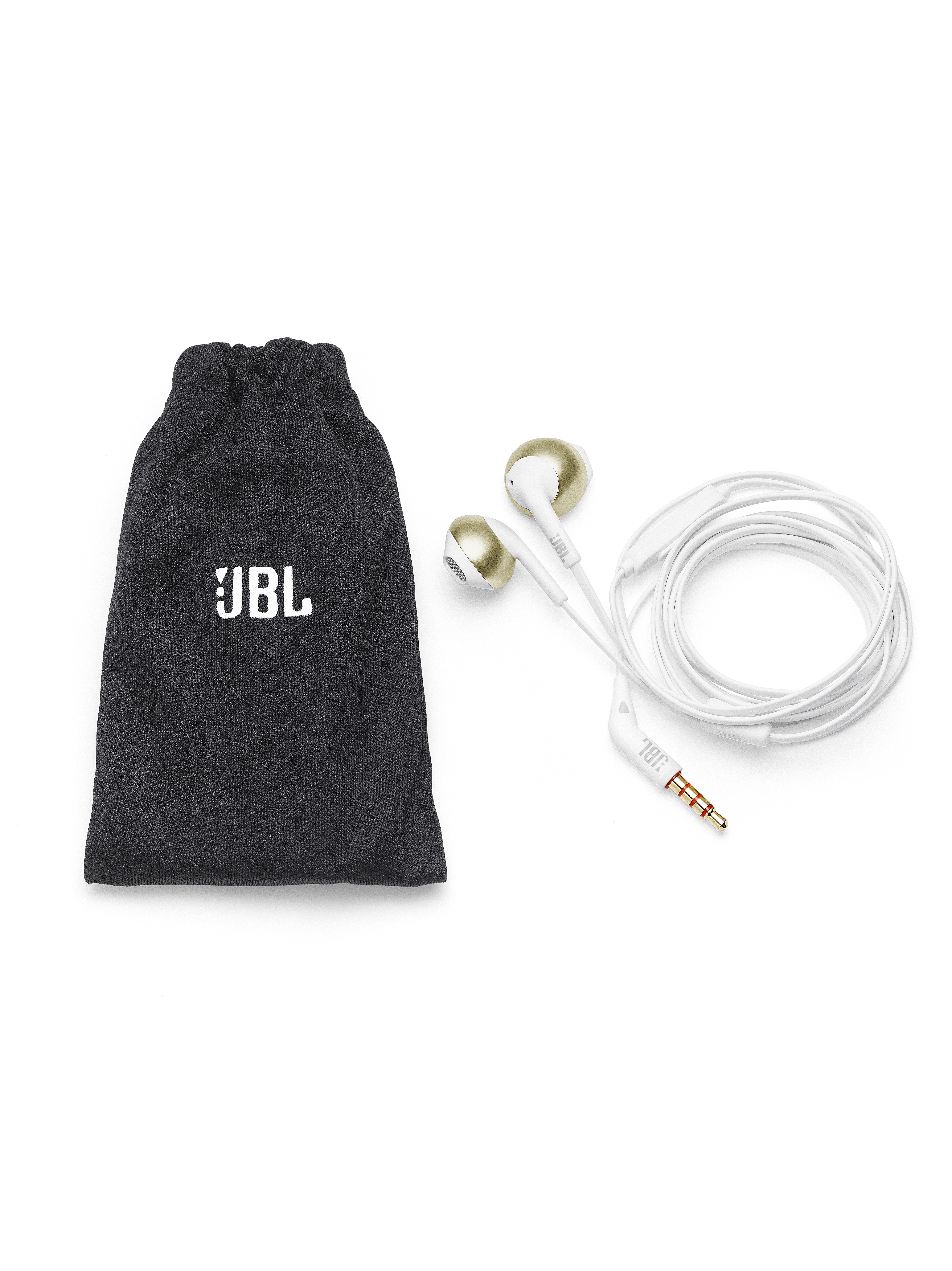 Weiße Ohrhörer mit weißem Kabel und schwarzem JBL-Beutel. Der Stecker ist gold und rot.