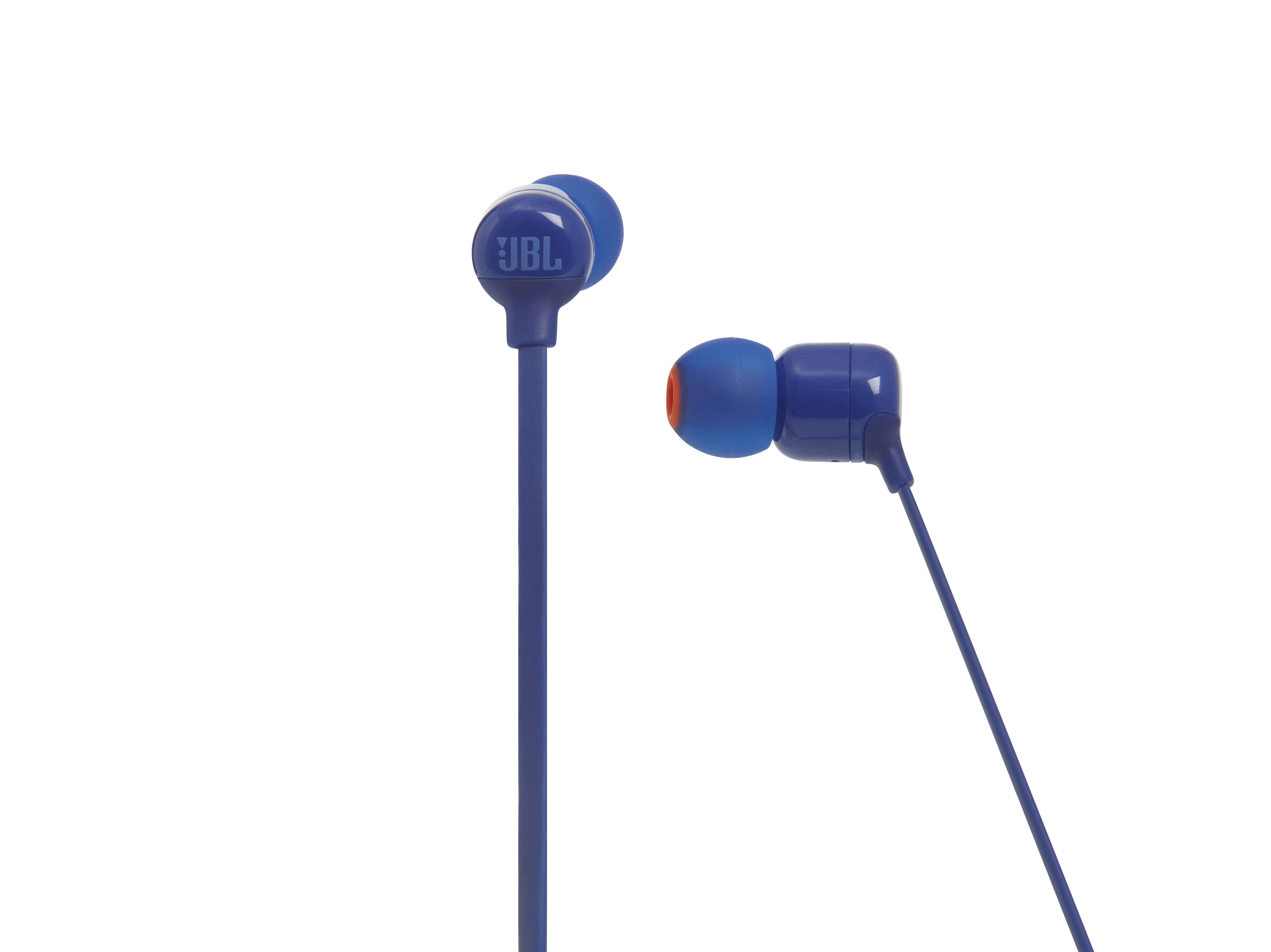 Zwei blaue JBL-Ohrhörer mit weißem Hintergrund. Einer ist oben, einer im Einsatz. Einer hat eine orangefarbene Spitze.
