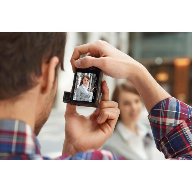 Une personne prenant une photo avec un appareil photo, montrant une femme sur l'écran.