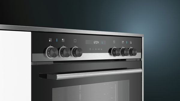 Backofen-Bedienfeld mit Knöpfen, Digitalanzeige zeigt die Uhrzeit.