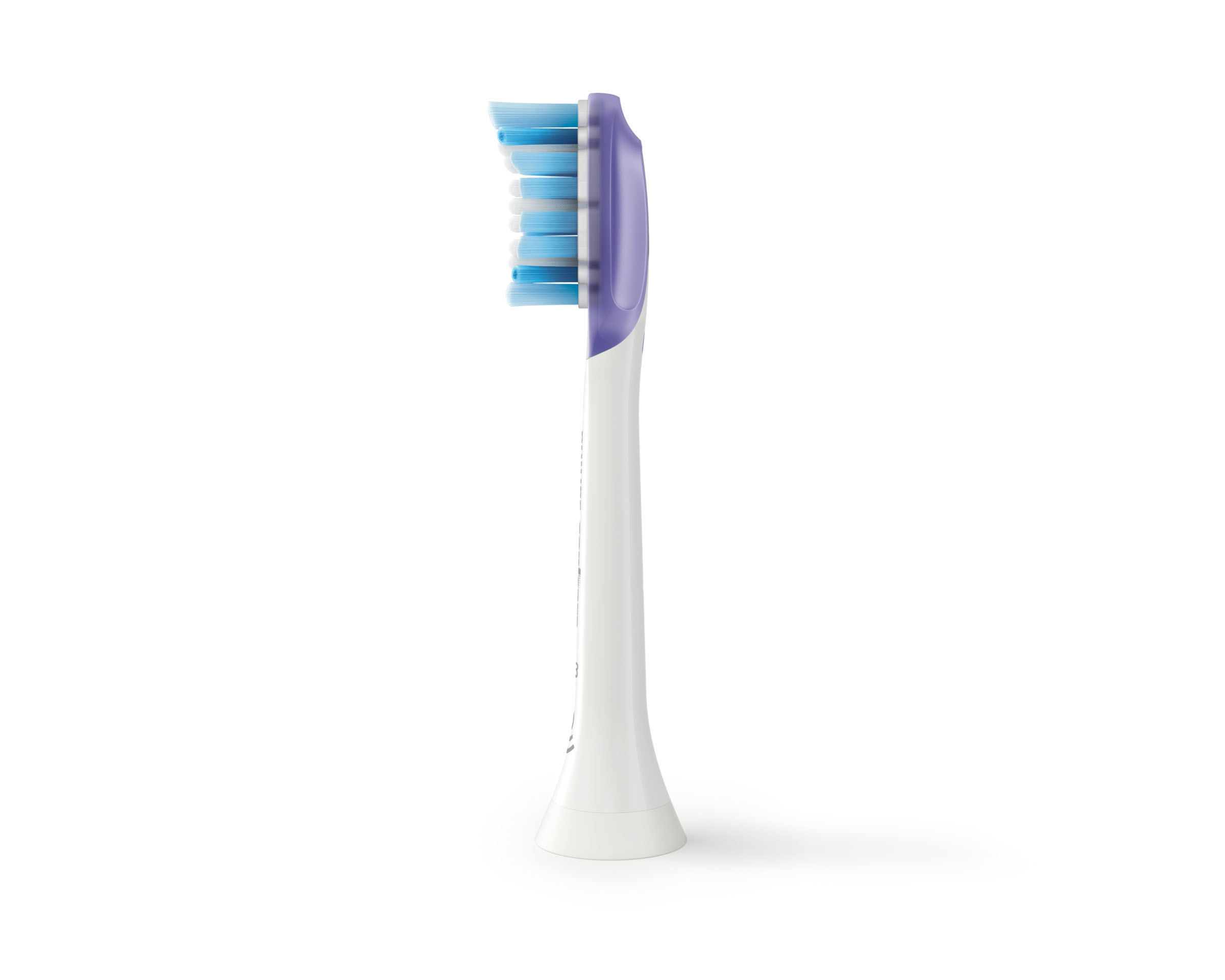Une tête de brosse à dents blanche avec des poils bleus et violets. Elle est sur un fond blanc.