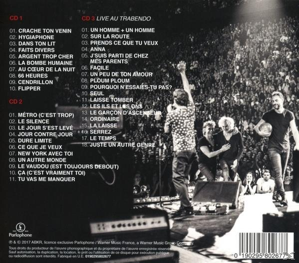 Rückseite einer CD mit Texten, einer Band auf der Bühne und einem großen Publikum.