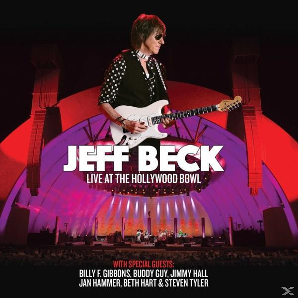 Jeff Beck live im Hollywood Bowl. Er spielt Gitarre. Bühne und Publikum sind sichtbar, mit Namen der Special Guests unten.