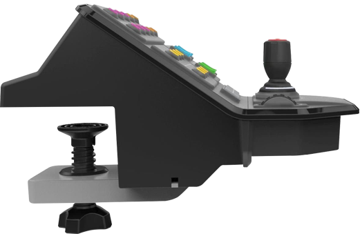 Fekete vezérlőpanel színes gombokkal és joystickkal.