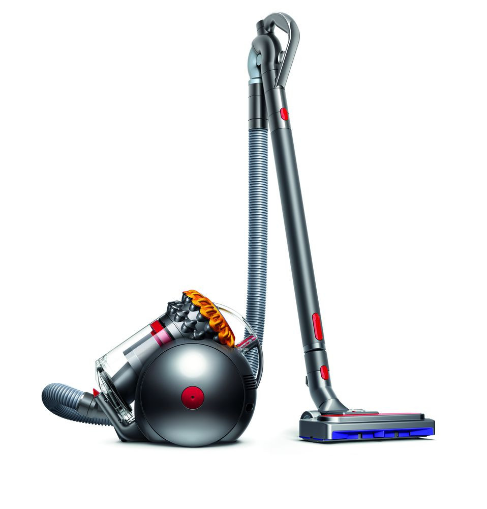 Un aspirateur Dyson, avec un corps gris foncé et un accent rouge.