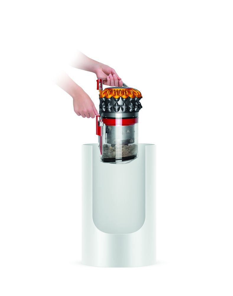 Mains retirant un composant d'aspirateur dans une poubelle blanche.