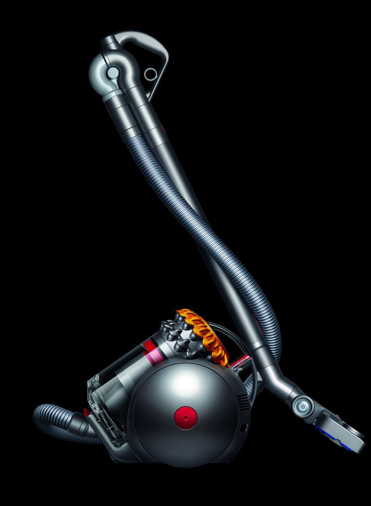 Aspirateur Dyson argenté avec des accents rouges sur fond noir.