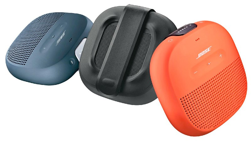Drie kleurrijke luidsprekers: blauw, zwart en oranje, met het Bose-logo op elk.
