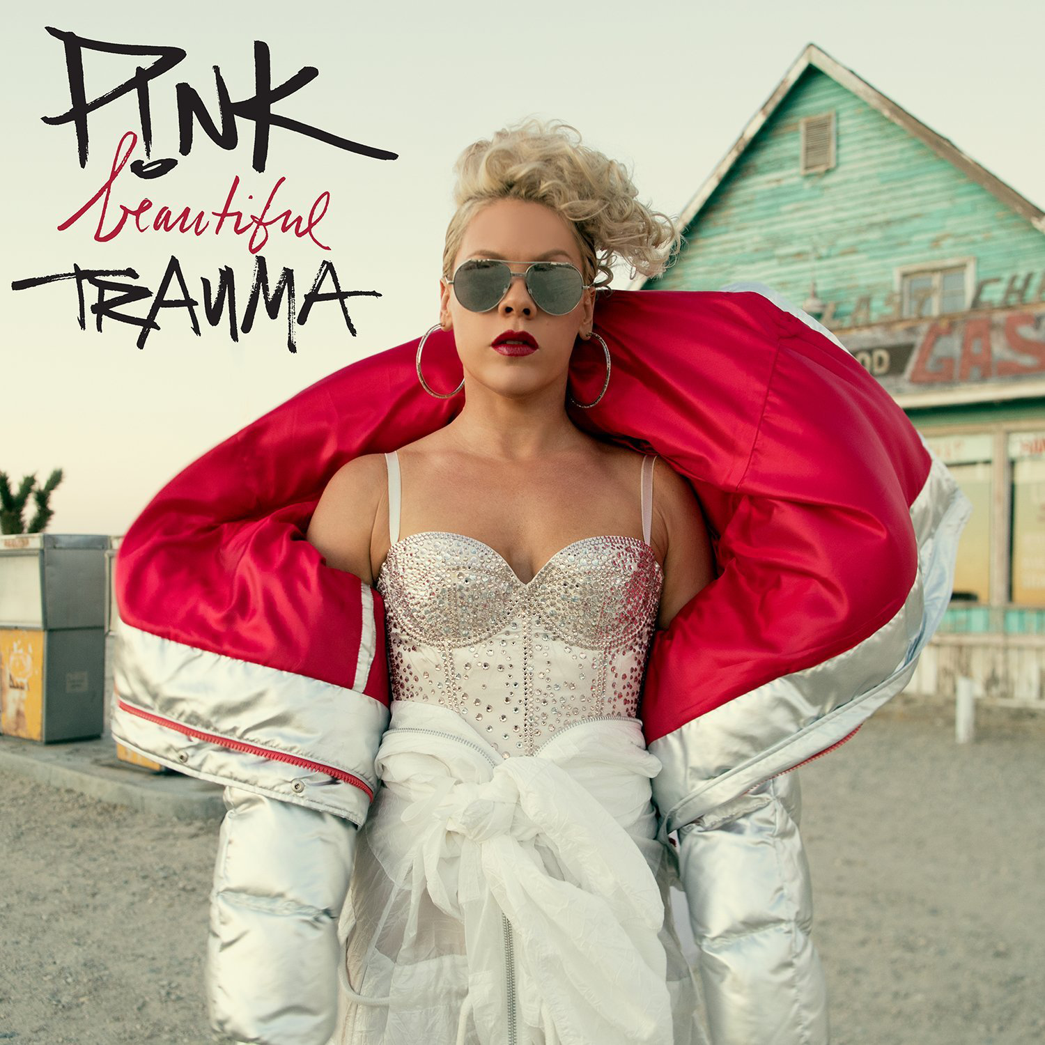P!nk album borítója, a zenész napszemüvegben, piros kabátban, fehér ruhában egy épület előtt.