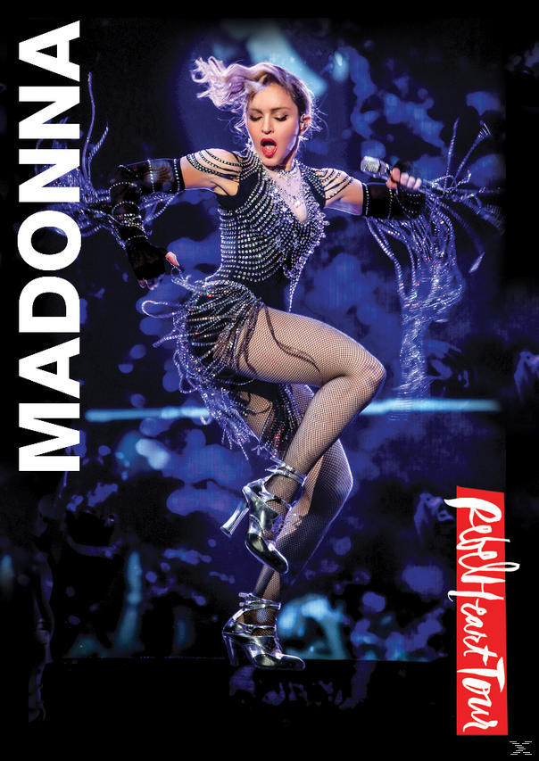 Madonna sur scène. Costume noir, talons hauts, microphone. Grand texte MADONNA à gauche.