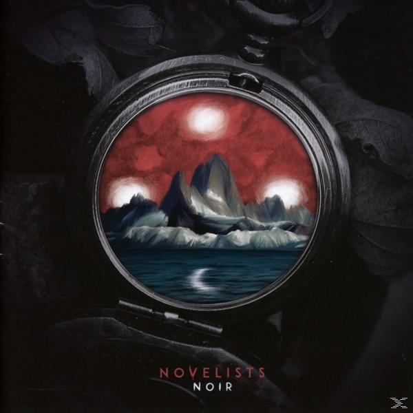 Albumcover: Taschenuhr mit rotem Innenbild von Bergen und drei Sonnen, dunkler Hintergrund.
