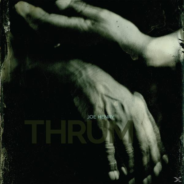 Albumcover: Joe Henry 'Thrum'. Zwei Hände, Nahaufnahme, in Schwarzweiß, dunkler Hintergrund.