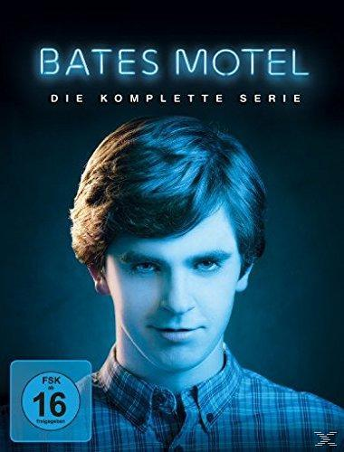 Filmcover von "Bates Motel". Das Gesicht eines Mannes ist in der Mitte. Blaues und schwarzes Farbschema.