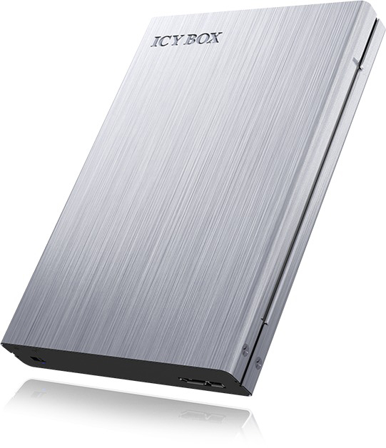 Eine silberne externe Festplatte mit dem Text „ICY BOX“. Das Gerät hat ein schlankes, gebürstetes Metallfinish.