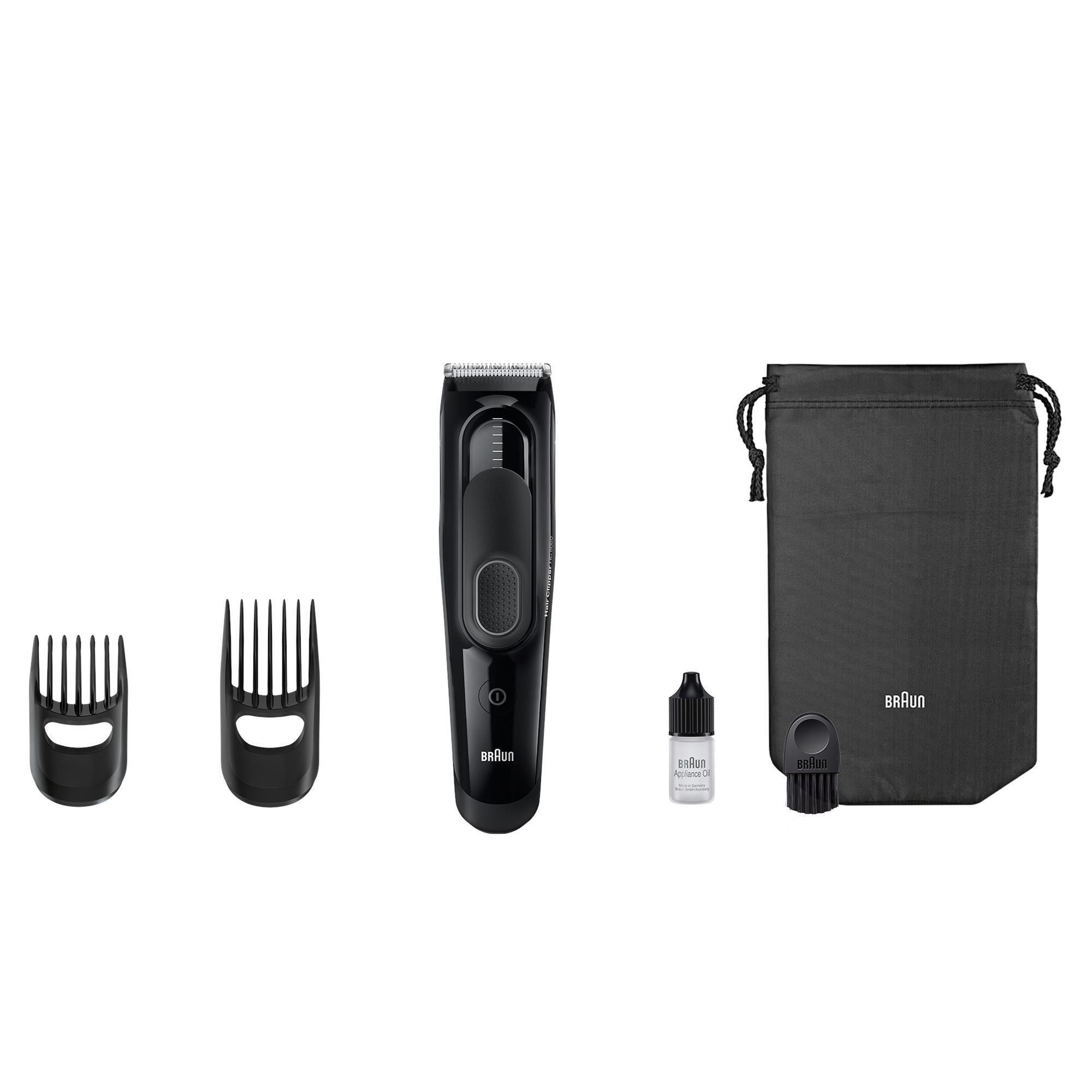 Schwarzes Bartschneider-Set. Enthält Trimmer, Kämme, Ölflasche und eine Tragetasche. Weißer Hintergrund.