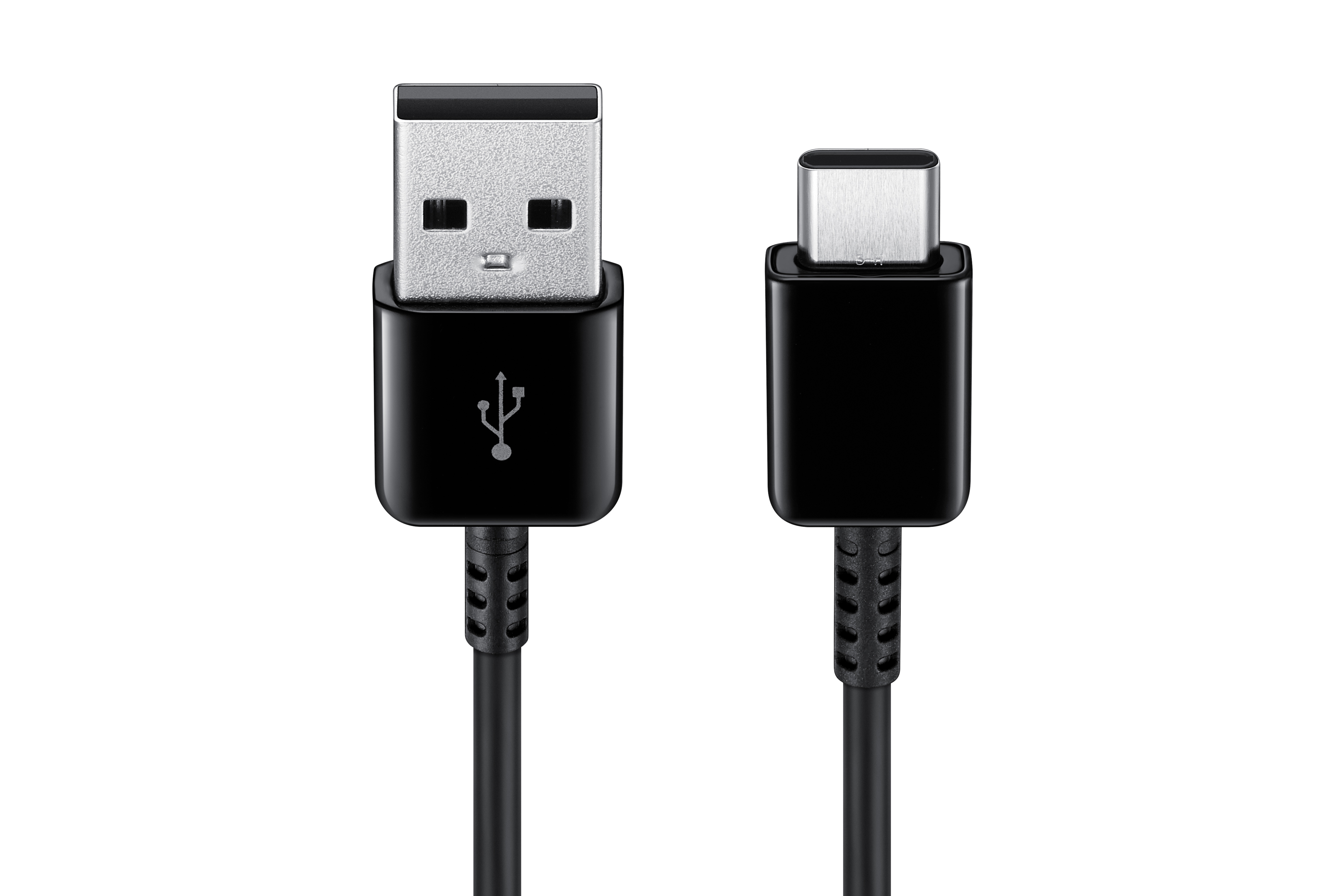 Schwarzes USB-zu-USB-C-Ladekabel. Zwei Enden, schwarze Anschlüsse und ein schwarzes Kabel. Weißer Hintergrund.