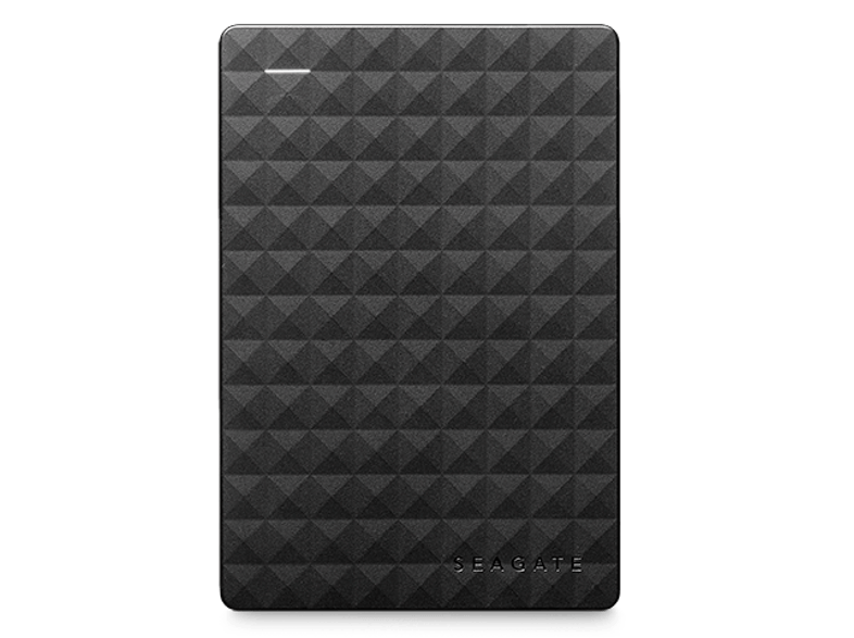 Zwarte, getextureerde externe Seagate harde schijf op een zwarte achtergrond.