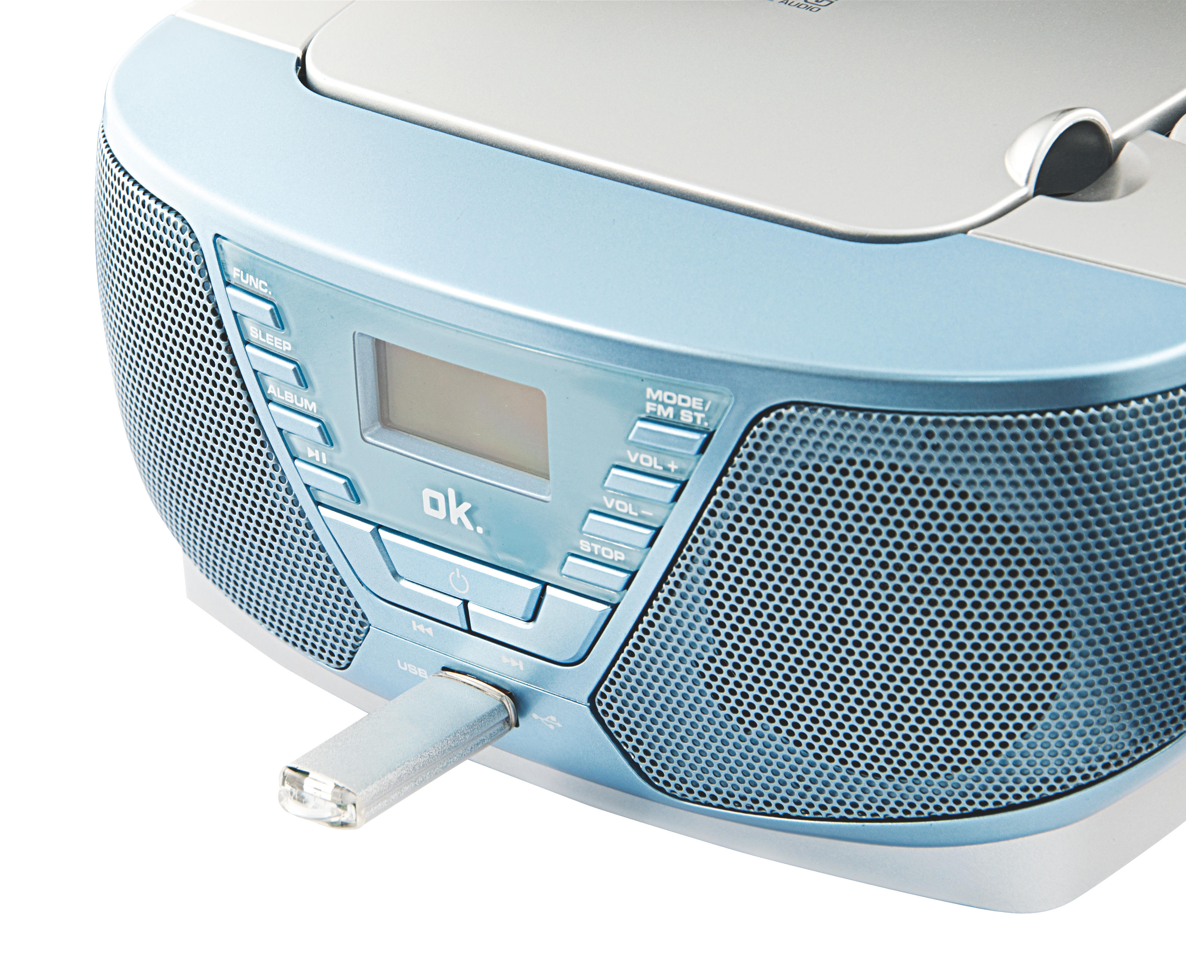 Eine blau-graue Boombox mit Knöpfen, einem USB-Anschluss und einem Bildschirm. Weißer Hintergrund.