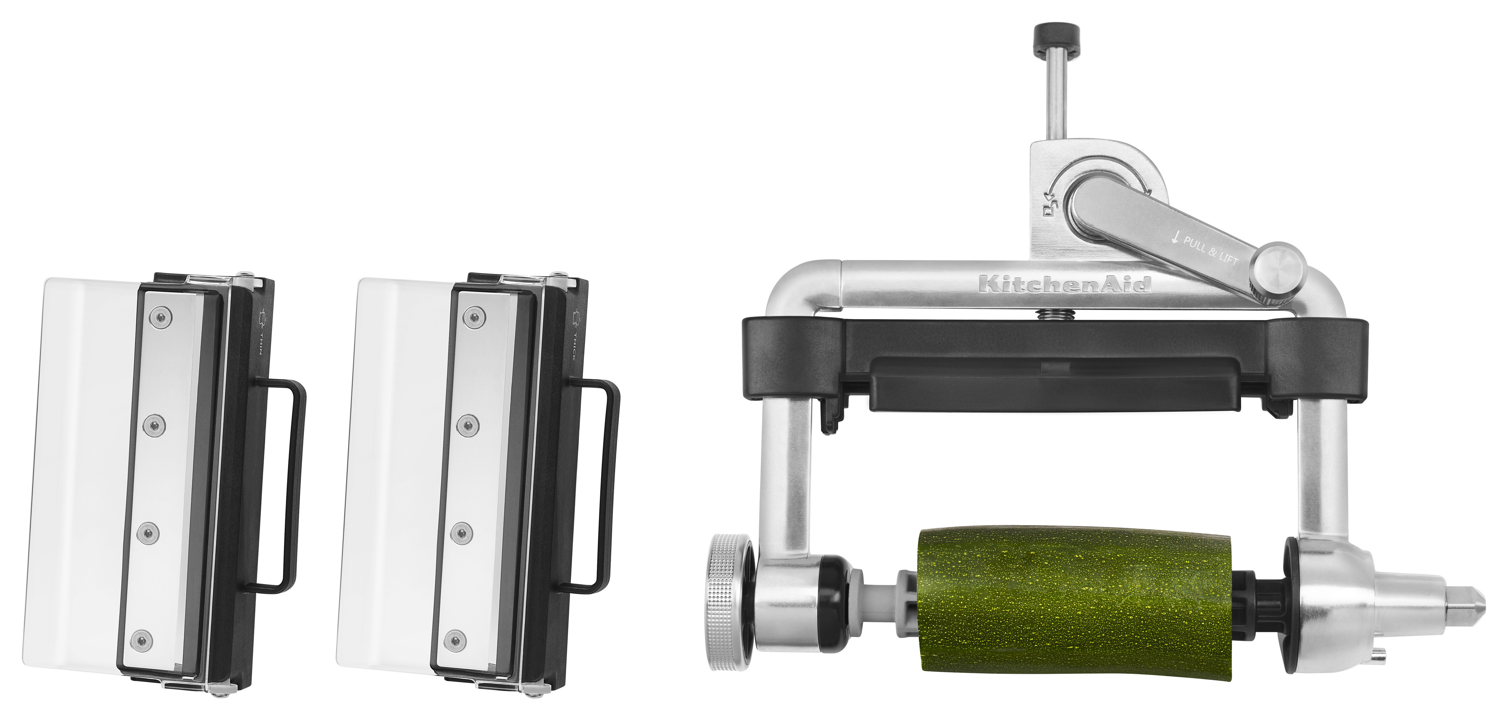 KitchenAid Gemüse-Spiralschneider-Aufsatz. Weiß und Silber, mit Zucchini, die spiralisiert wird.