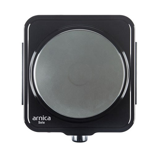 Siyah, kare Arnica Solo ocak. Gümüş renkli dairesel bir ısıtma elemanı görülüyor.
