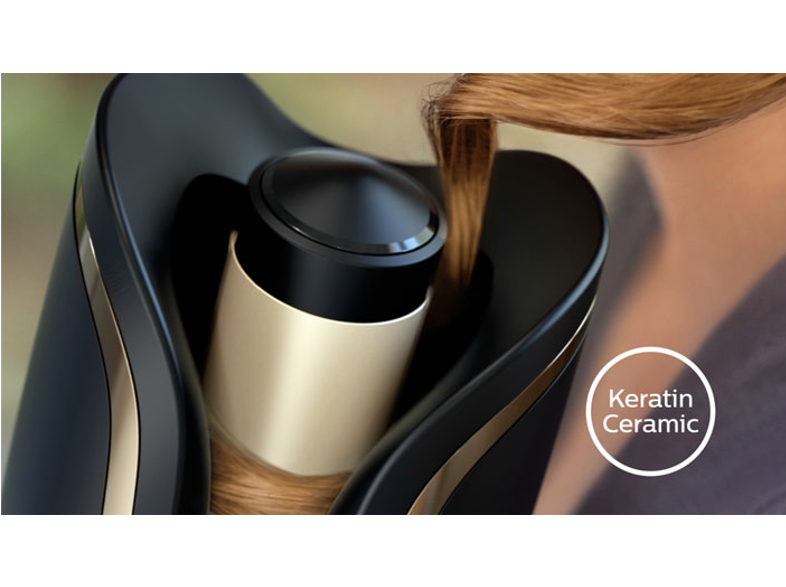 Haj göndörítése fekete és arany hajformázóval. A szöveg: 'Keratin Ceramic'.