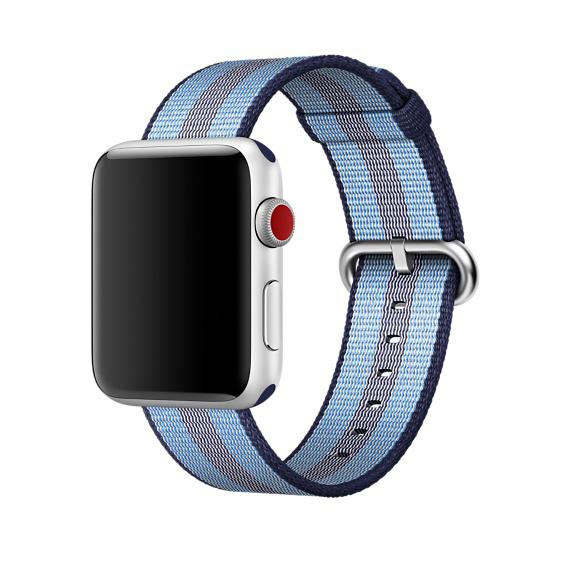 Apple Watch mit hellblau-marineblau gestreiftem Armband. Die Uhr hat ein silbernes Gehäuse und roten Knopf.