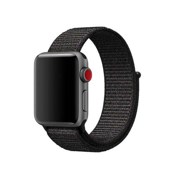 Eine Apple Watch mit schwarzem Zifferblatt und einem schwarz-grauen Stoffarmband. Sie befindet sich auf weißem Hintergrund.
