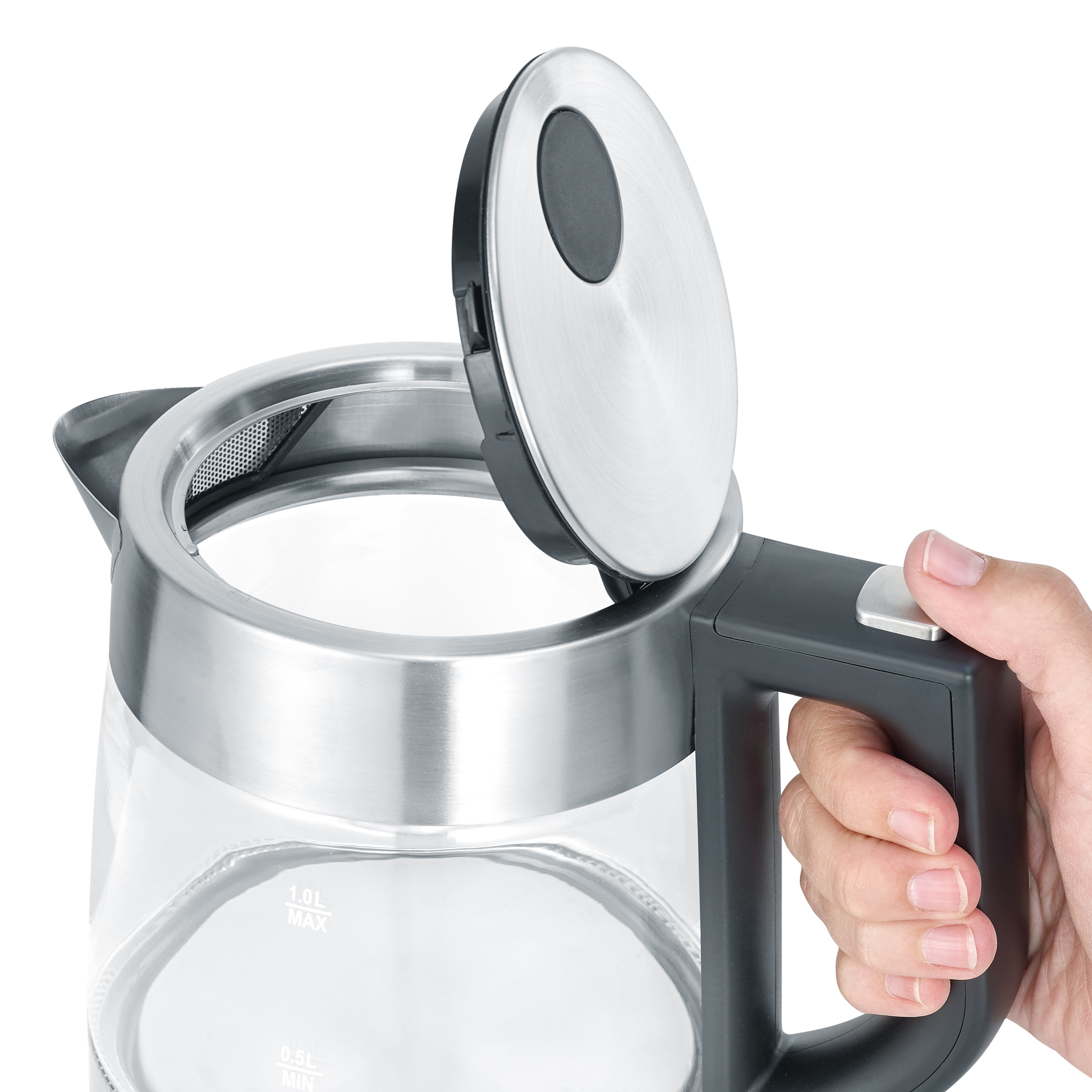 Eine Hand öffnet den Deckel eines Glaskessels. Der Kessel enthält Wasser.