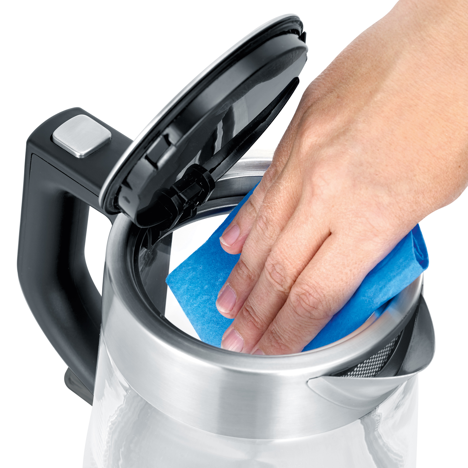 Hand reinigt Glas-Kessel-Innenraum mit blauem Tuch.