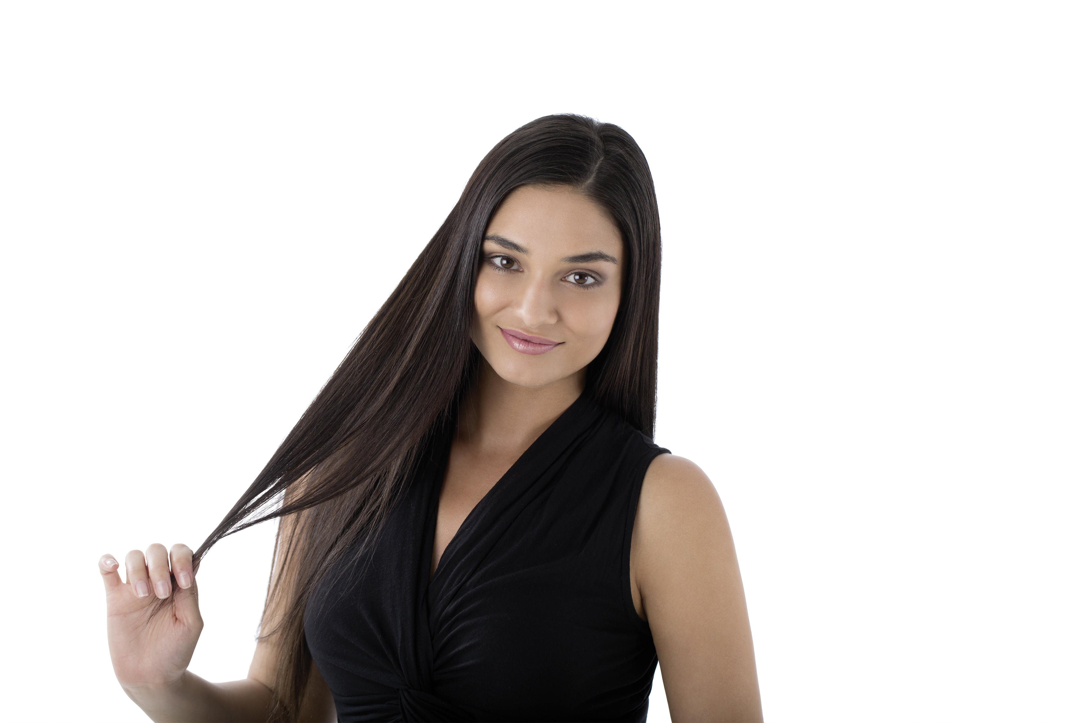 Eine Frau mit langen, dunklen Haaren. Sie trägt ein schwarzes Oberteil und lächelt.
