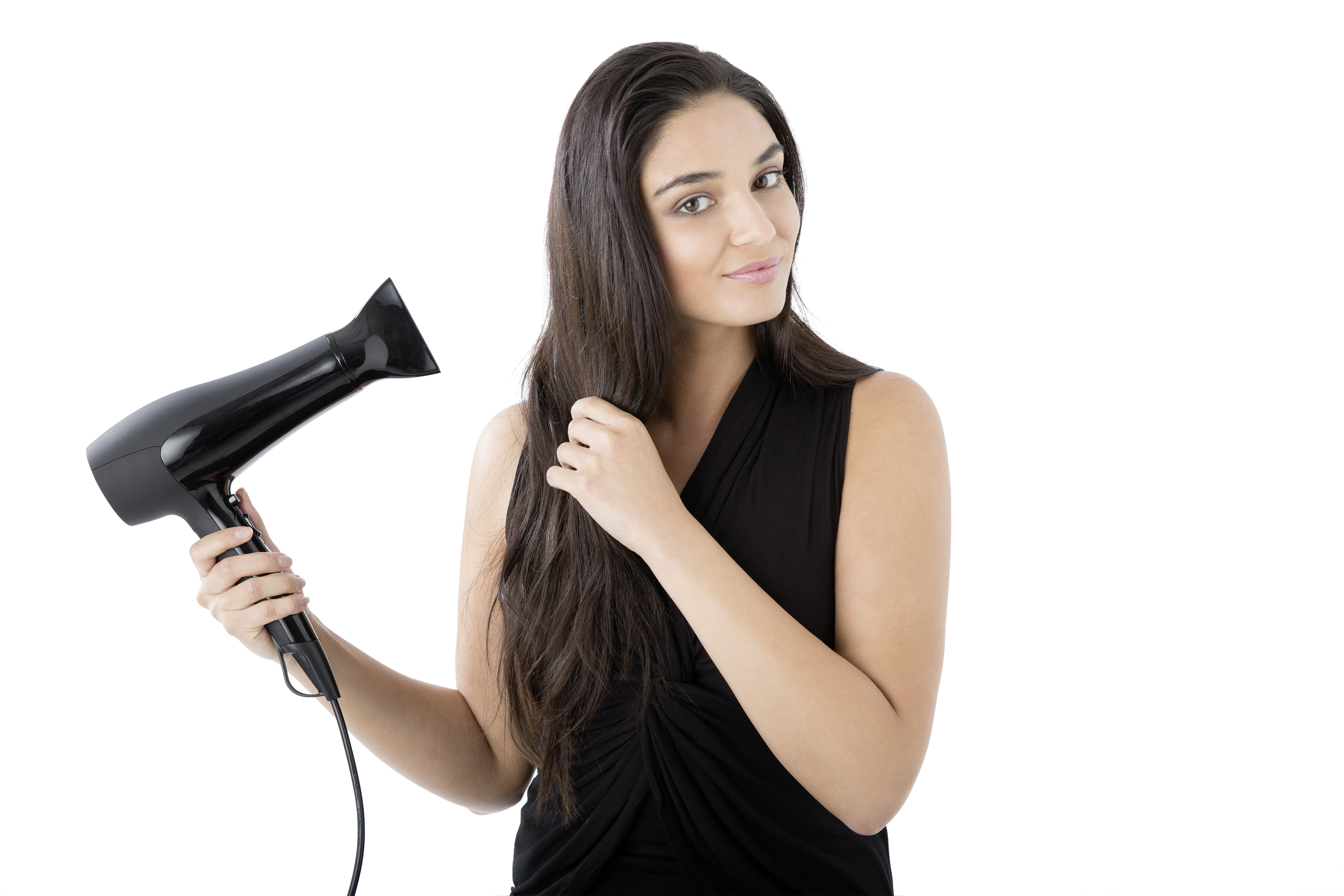 Eine Frau mit langen, dunklen Haaren benutzt einen schwarzen Föhn.