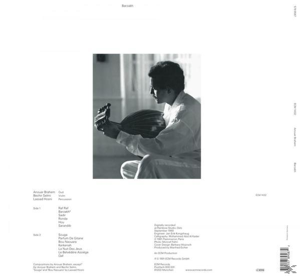 Albumcover mit einem Mann, der ein Saiteninstrument spielt.