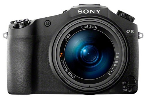 Fotocamera Sony nera, primo piano, obiettivo visibile, con il nome SONY e RX10 in alto.