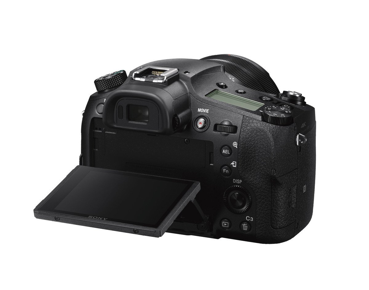 Una fotocamera Sony nera con schermo inclinato, che mostra la parte posteriore e superiore.