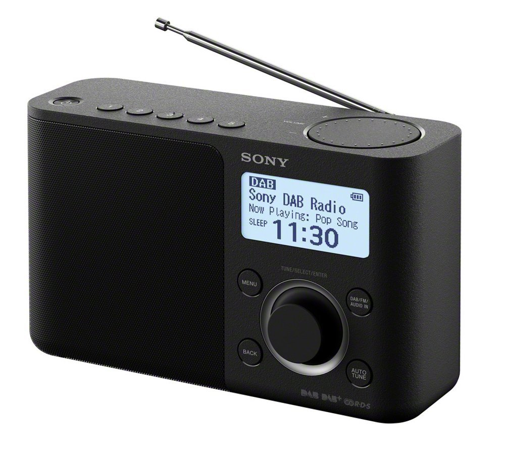 Zwarte Sony DAB-radio, met de tijd en radio-informatie.