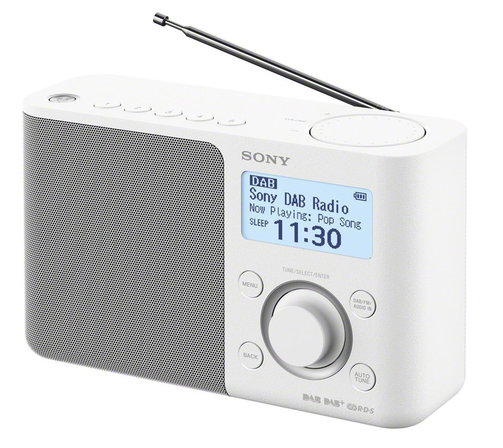 Witte Sony DAB-radio met knoppen, een scherm met informatie en een antenne.