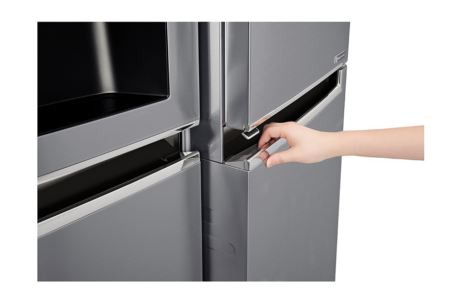 Hand öffnet graue Kühlschrank Schublade. Silberner Griff sichtbar.