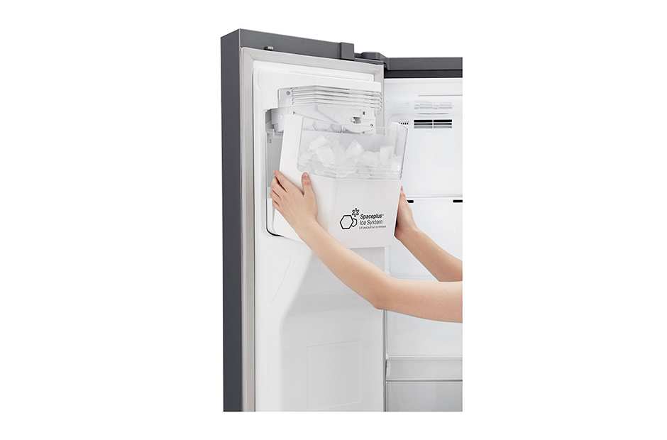 Hände entnehmen eine Eiswürfelschale aus einem Kühlschrank. Weißes Innere, graues Äußere.