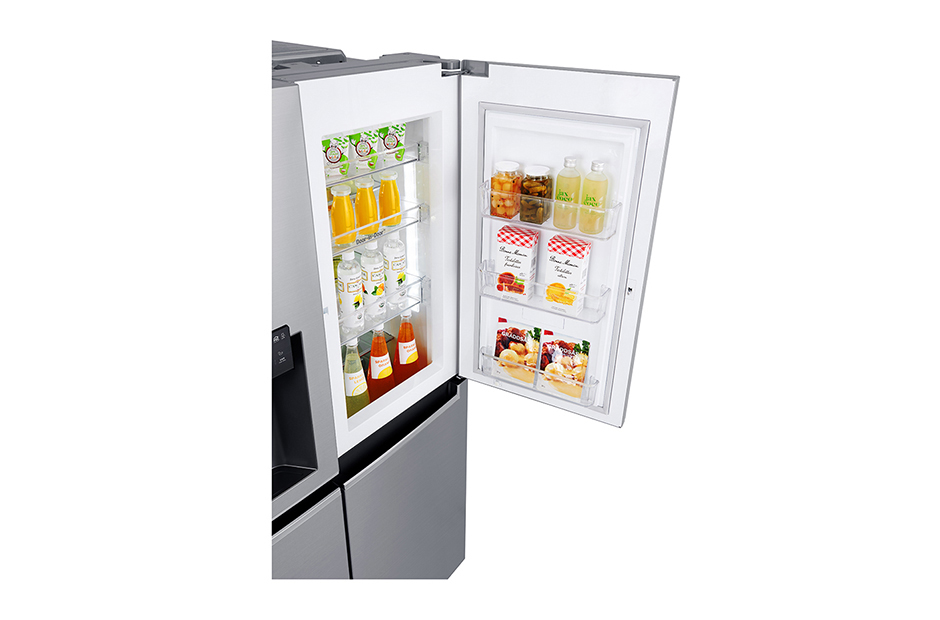 Ein Edelstahlkühlschrank mit offener Tür, Regale mit Saft und Lebensmitteln.