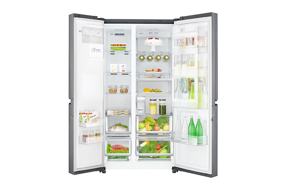 Ein großer, offener Kühlschrank mit zwei Türen, gefüllt mit gut organisiertem Essen.
