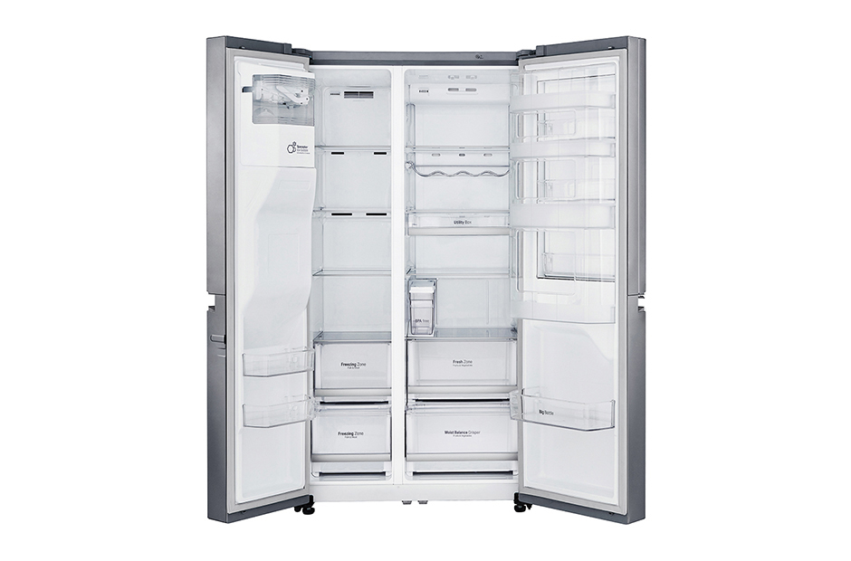Geöffneter LG Side-by-Side-Kühlschrank mit Regalen und Fächern.